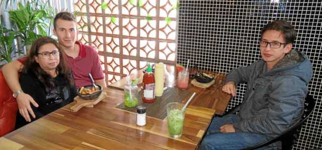 Por el cumpleaños de Teresita Vélez Santa, sus hijos Daniel Cruz Vélez y Jairo Andrés Cruz Vélez la invitaron a almorzar en La P