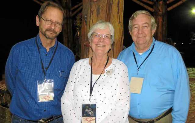 William G. Jasen, Kathy Barrett y Bryan Ramsay fueron los jurados de la Asociación Americana de Orquideología. 