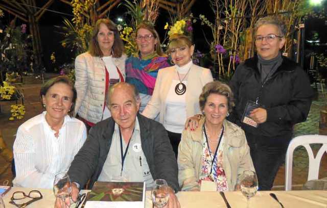 Dianne de Saffon, Soledad Blanco Díaz, Rosalba Castrillón Arias, Luz María Botero de Gutiérrez, Carlos Uribe Vélez y María Crist