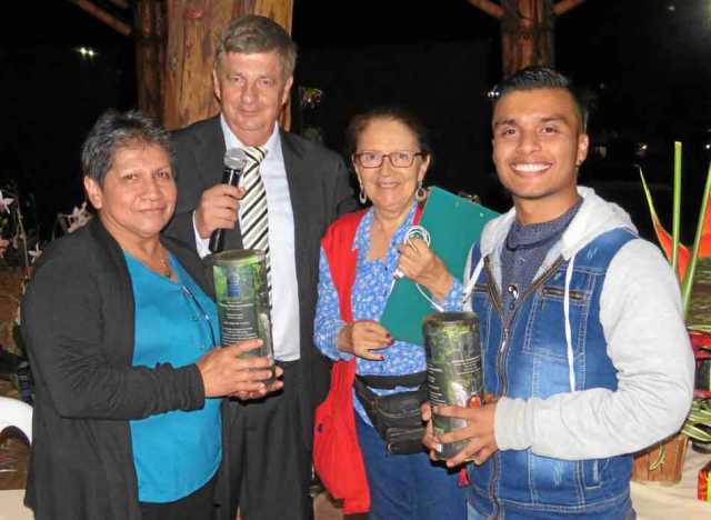 Rosario Astaiza Pérez, de la Asociación Payanesa de Orquideología; José Fernando Jiménez Vélez y María Isabel Arango de Londoño,
