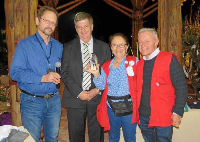 El jurado William G. Jasen les entregó a José Fernando Jiménez Vélez, Maria Isabel Arango de Londoño y Wilmar Jaramillo Morales,