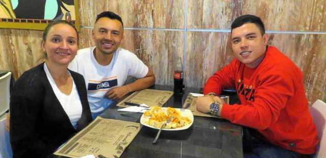 Vanessa Castaño Herrera, Juan Felipe Gutiérrez Arias y Mateo Orozco Muñoz cenaron en La Luna de Valencia.