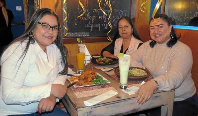 Diana Clemencia Cabra Calderón le festejó un año más de vida a María Elena Aranzazu Cárdenas con Diana María Cardona García en B