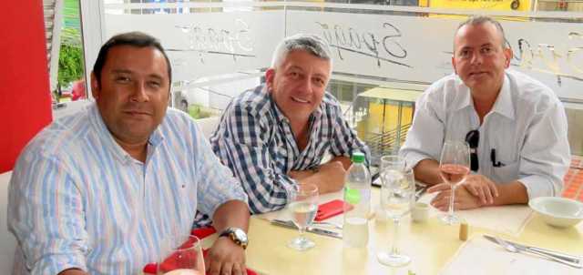 John Ariel Martínez Valencia y Jorge Andrés Giraldo Giraldo compartieron con su amigo Héctor José Franco Giraldo en Spago.