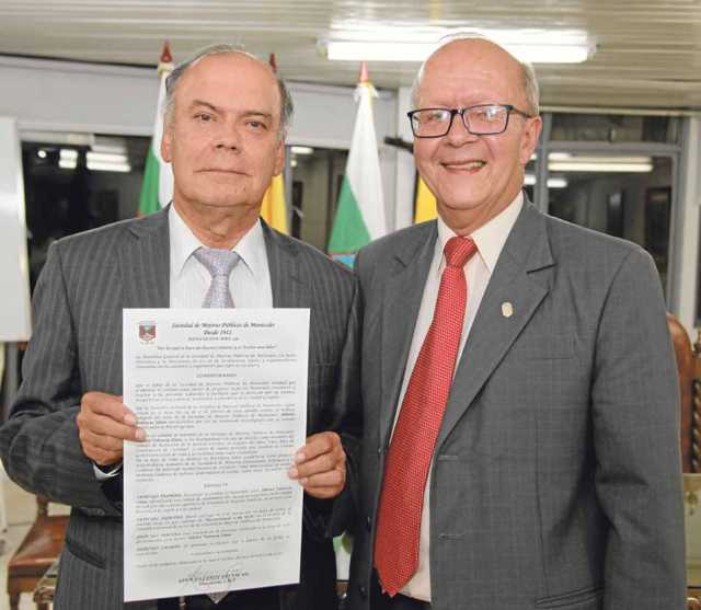 Albeiro Valencia Llano, historiador, y Germán Conde Betancur, presidente de la Sociedad de Mejoras Públicas de Manizales.