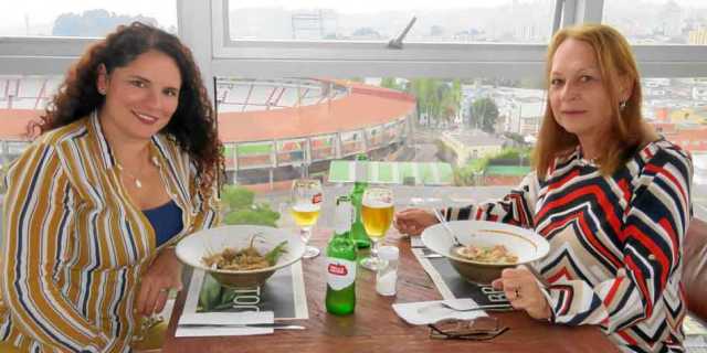 Natalia Jaramillo García y Maria Teresa Peñaloza Calle compartieron en el restaurante Bretton.