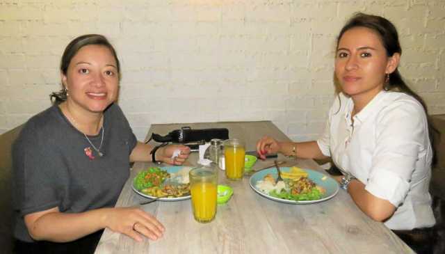 Diana Yurany Álvarez Márquez y Carmen López Ávila escogieron Cháncharos para almorzar.