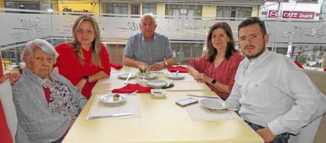 María Doris Vallejo Arenas, Sandra Tabares Ramírez, Luis Alfonso Tabares Correa, Luz Piedad Ramírez Vallejo (homenajeada) y Luis