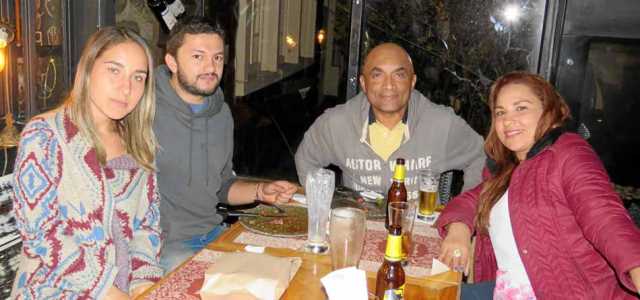 Lorena Castro Ceballos, David Laserna Cano, Fredy Romero y Sandra Ceballos Duque (homenajeada), cenaron en Buffalo Republic.