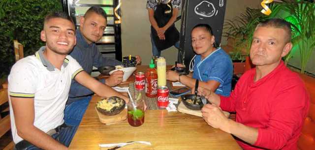 Juan José Daza Lince, Camilo Daza Lince, Olga Leonor Lince Gil y Wilfor Daza Zapata (homenajeado), almorzaron en La Patatería.