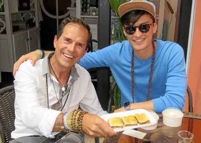 Jorge Enrique Rojas Quiceno y su hijo, Santiago Rojas Gómez, compartieron en el restaurante Nawfali.