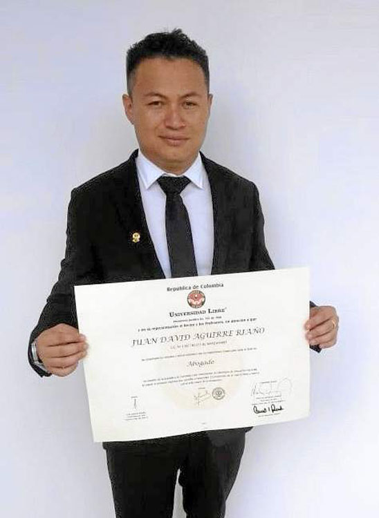 Juan David Aguirre Riaño obtuvo el diploma que lo acredita como Abogado, de la Universidad Libre de Pereira. 