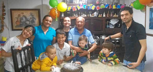 Luz Clemencia Castro, Marcela García, Viviana Castro, Jairo Castro Eusse (homenajeado), Alexánder Pardo y sus nietos Rafael, Mat