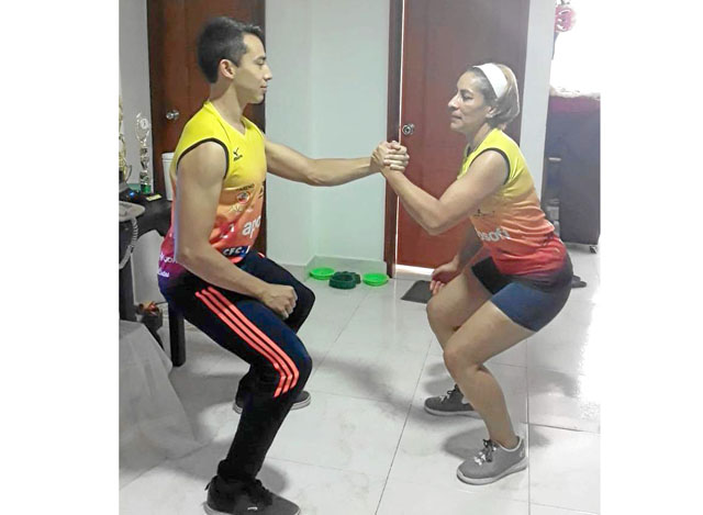 Fotos | Cortesía | LA PATRIA Rafael España Cortés y su madre, Deisy Cortés, se mantienen en forma practicando algunos ejercicios