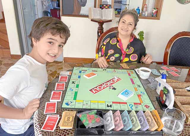 Fotos | Cortesía | LA PATRIA Juan Diego Castaño Henao y su madre, Mónica Henao Henao, juegan monopolio para distraerse.