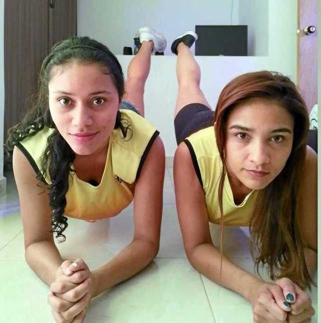 Natalia Valencia y su madre, Paola Montenegro, ocupan su tiempo en casa realizando ejercicios de fortalecimiento.