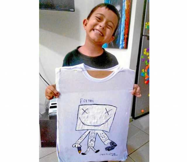 Desde Pereira, Nicolás Giraldo Henao muestra su camisa después de pintarla utilizando pintura para tela. La imagen es publicada 