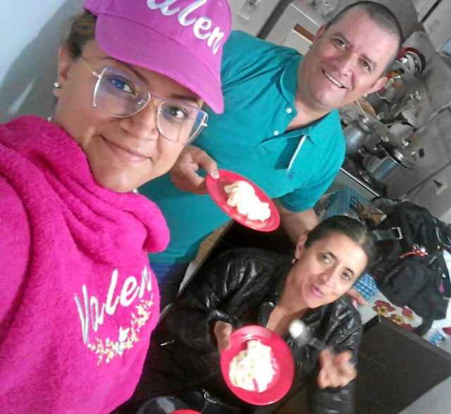 Valentina Pinilla Gallego, José William Pinilla Cardona y Olga Lilianan Gallego Valencia comparten su tiempo degustando un delic