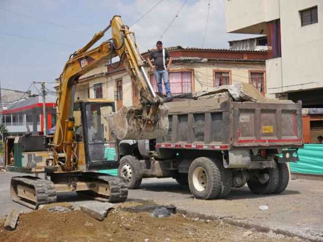 Se le apareció la virgen Chinchiná. Los trabajos de pavimentación que se adelantan en las calles aledañas a la Antigua Estación 