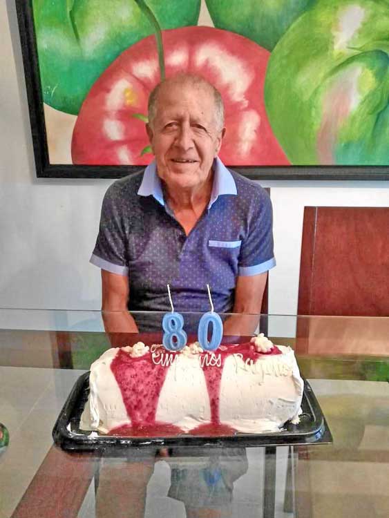 Rogelio Cruz Mejía celebró su cumpleaños número 80 en compañía de su familia. Como la tradición lo marca, su familia le preparó 