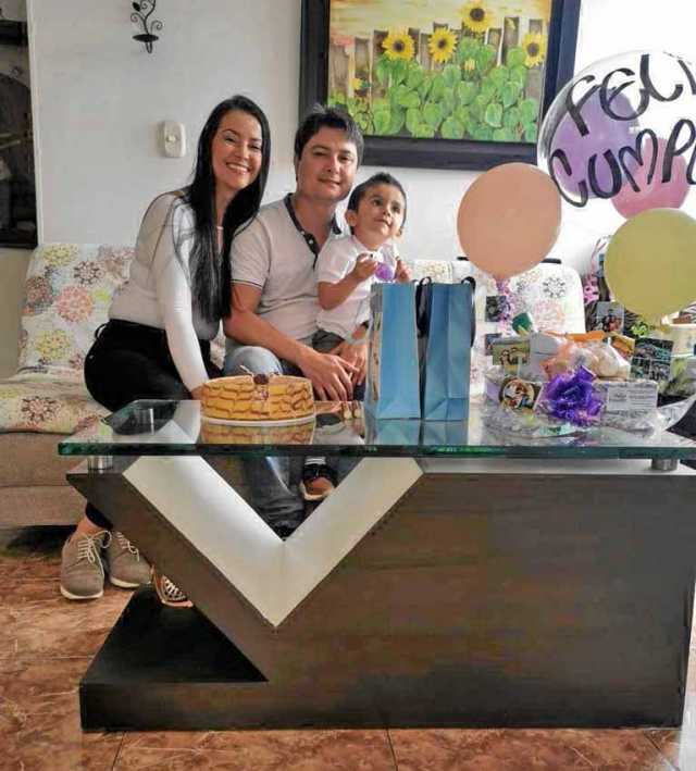 Paula Andrea valencia celebra su cumpleaños, en compañía de su hijo Matías y de esposo Julián David.
