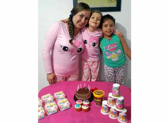 Sandra Milena Arias, Salomé López Arias (homenajeada) y Sara Meza Gómez en la piyamada en casa.