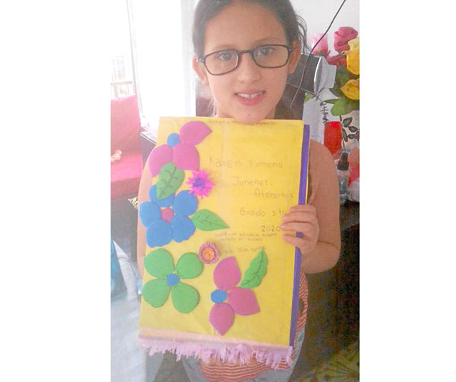 Foto | Cortesía | LA PATRIA Karen Ximena Jiménez realizando sus carpetas de procesos en casa.