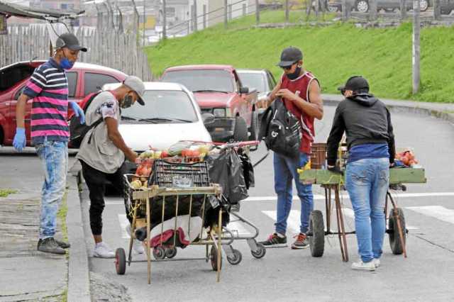 Rueda el negocio Manizales. En una esquina del barrio Sáenz unos carretilleros vendedores de frutas y hortalizas hicieron un alt