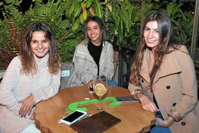 Foto/Argemiro Idárraga/LA PATRIA En el restaurante Cortesana compartieron Eugenia Maldonado Vélez, Sofía González Castaño y Mari
