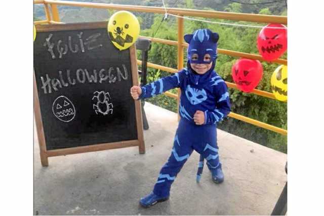Martín Orozco Londoño, de 6 años, celebró en La Celia (Risaralda) disfrazado de Catboy.