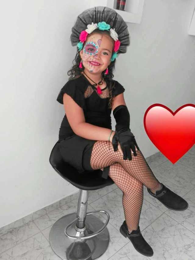 Luciana Henao Alzate lució su disfraz en su residencia.