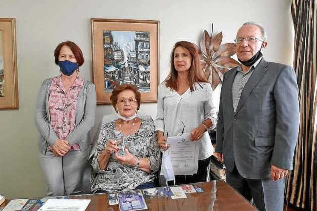 Mónica Cuartas Villegas, Lucía Ángel de Botero, Lilian Botero y el presidente de la Lonja de Manizales, Guillermo Hurtado.