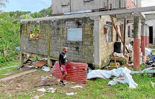 Un hombre recupera materiales de una casa afectada por el paso del huracán Iota.