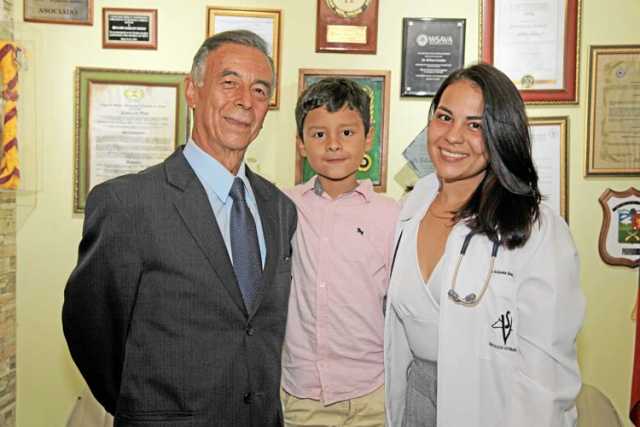 Acompañan a Isabella el doctor William Giraldo Osorio y Juan José Giraldo Salgado.