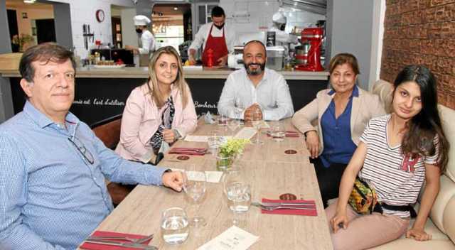 En el restaurante L’Ange Vin se ofreció un almuerzo por el cumpleaños de Julián Andrés Morales, lo acompañan: María Alejandra Ló
