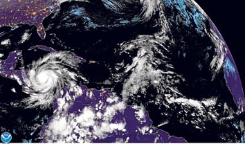 Fotografía satelital cedida por la Oficina Nacional de Administración Oceánica y Atmosférica (NOAA) por vía del Centro Nacional 