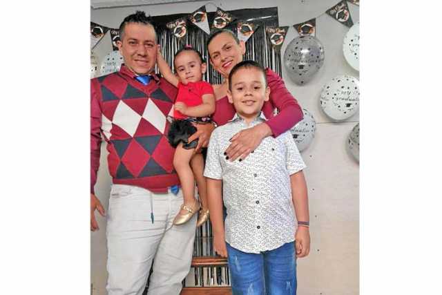 Guillermo Hernández Ortiz recibió el grado de abogado, de la Universidad de Caldas. Lo acompañan su esposa Elizabeth Galeano y s