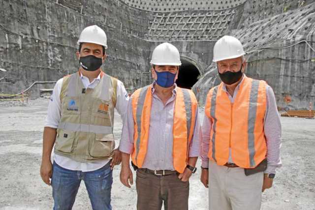 Mario Alejandro Ramírez, gerente técnico; el ingeniero Felipe Calderón y Carlos Arboleda Gonzalez, exsecretario de Cultura de Ca