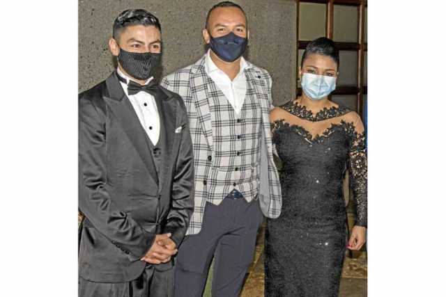 Diana Franco Durango y Valentín Arias Delgado al lado de Jhon Fredy Ríos Castaño, director coreógrafo de la Academia de baile Un