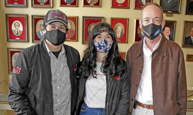 Giovany Largo, director de la compañía X2 teatro; Laura Casallas, actriz, y Jaime Van Den Enden, gestor cultural.