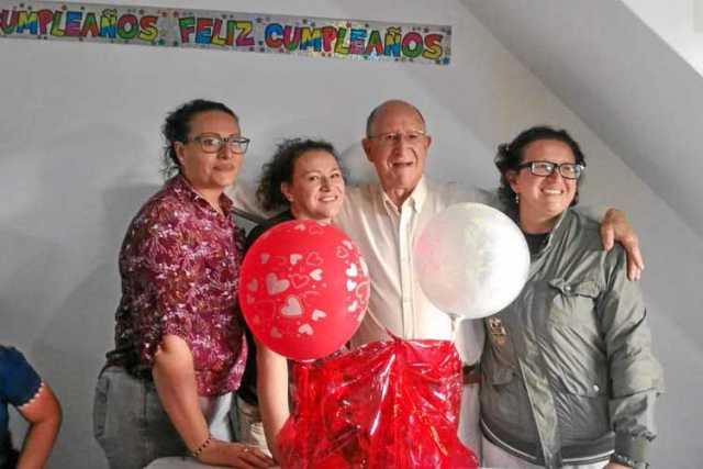 A Raúl Pineda Roncancio le festejaron sus 75 años. Sus hijas Esneda, Ruth y Adelina lo agazajaron.