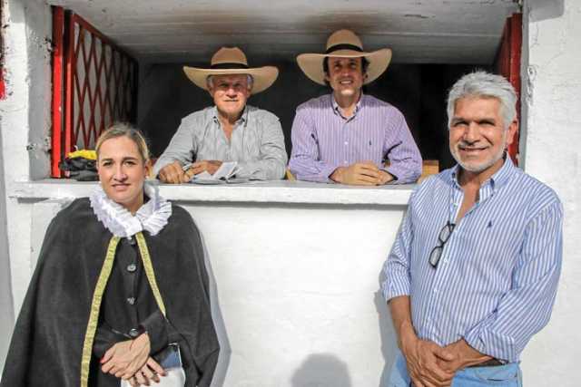 Ana Eugenia Herrera, alguacil de la Plaza de Toros; Miguel y Marcelo Gutierrez, ganaderos, y César Camacho, asesor de Cormanizal