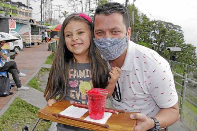 Sofía y Mauricio Vasco disfrutan de un cóctel de frutas.