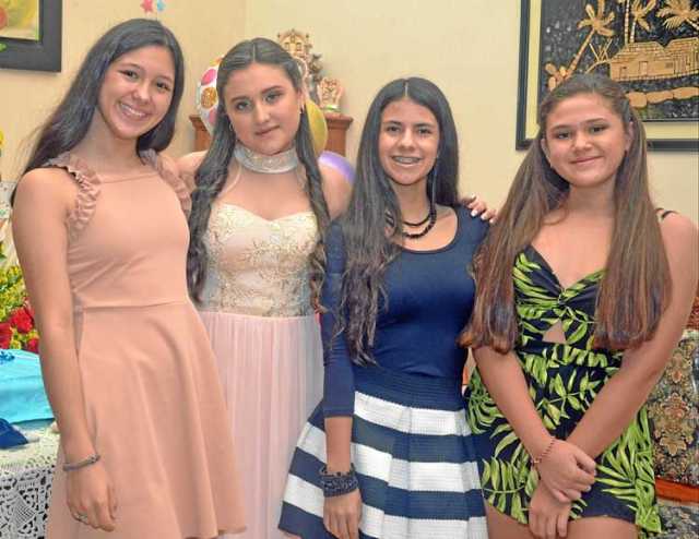 Junto a sus amigas Sofía Hurtado Hernández, María Isabel Hoyos Hurtado y María Antonia Quintero Bernal.