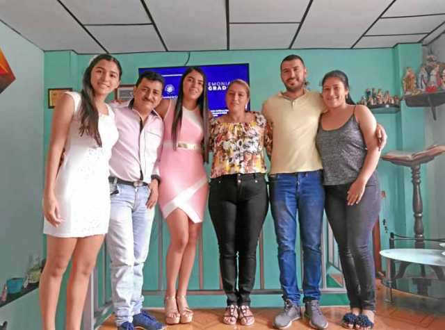 Zaira Lorena Montes Ospina recibió su título en Educación Física, Recreación y Deportes. La acompañan Valentina Galeano, Erney J