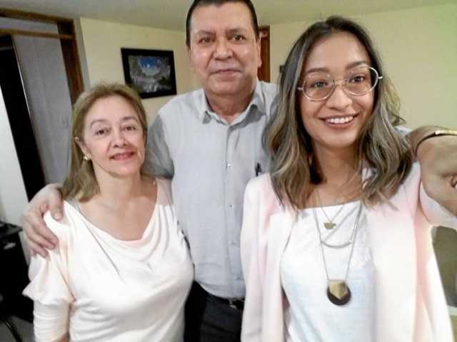 Fotos/Cortesía |LA PATRIA Grado de Derecho de la abogada Ana Victoria Valencia Restrepo, en compañía de sus padres, Alba Cecilia