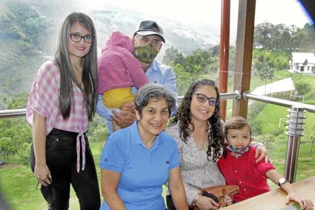 Laura Piñeros Guecha, Francisco Piñeros, Mirian Torres de Piñeros, Geovany Gallego y Juan Camilo Díaz Piñeros