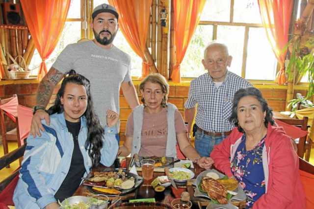 Una linda reunión en familia fue la que tuvieron Lina María Velez Holguín, Juan David Castaño Rivera, Gloria Holguín Moreno, Cri