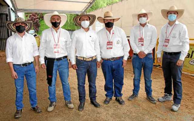 Grupo de veterinarios 64 Feria Equina de Manizales: Nicolás Giraldo, Santiago Betancur, Juan David Serna, Francisco Londoño, Víc