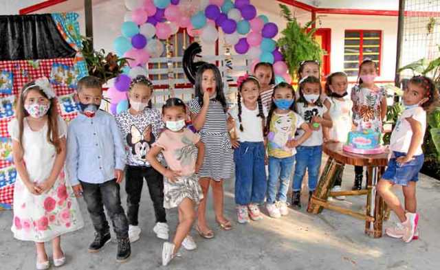 En el restaurante Picnic Gourmet en la vereda La Siria, se ofreció un almuerzo por el cumpleaños número seis de Ana Lucia Martín